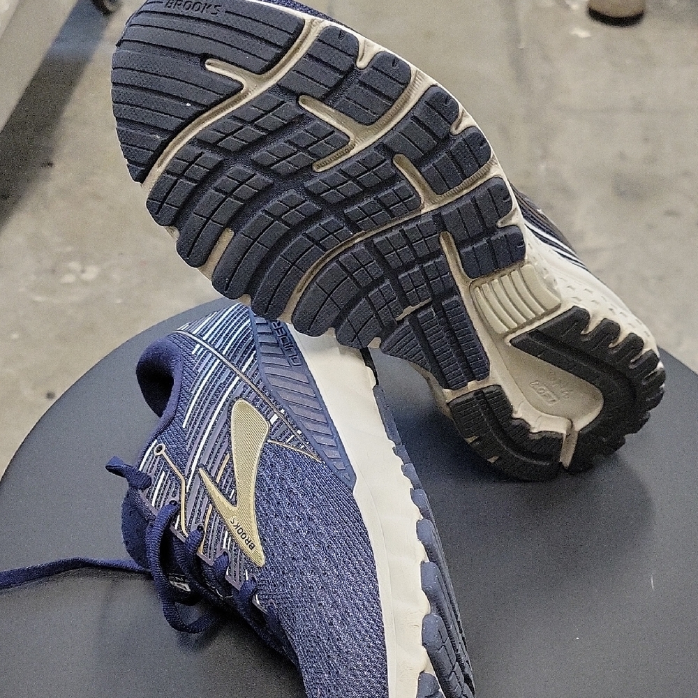 Brooks Men's Navy and Gold Athletic Shoes ADRENALINE GTS 19. Great Condition.